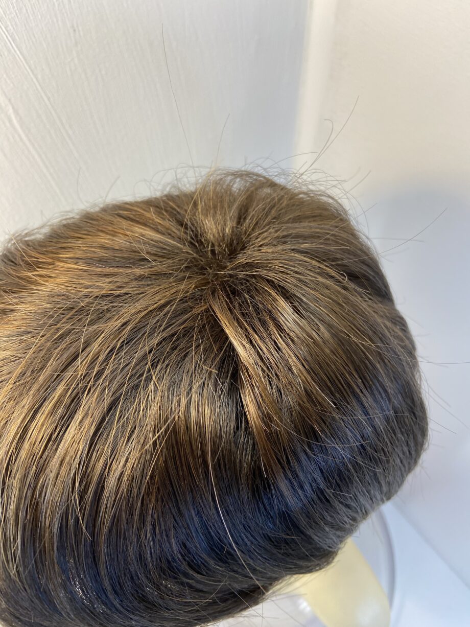 Stylish new brown shiny wig. Bbrss635