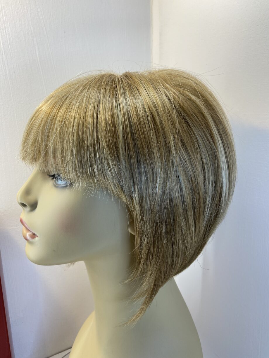 Rene of Paris blonde wig. Bblms636