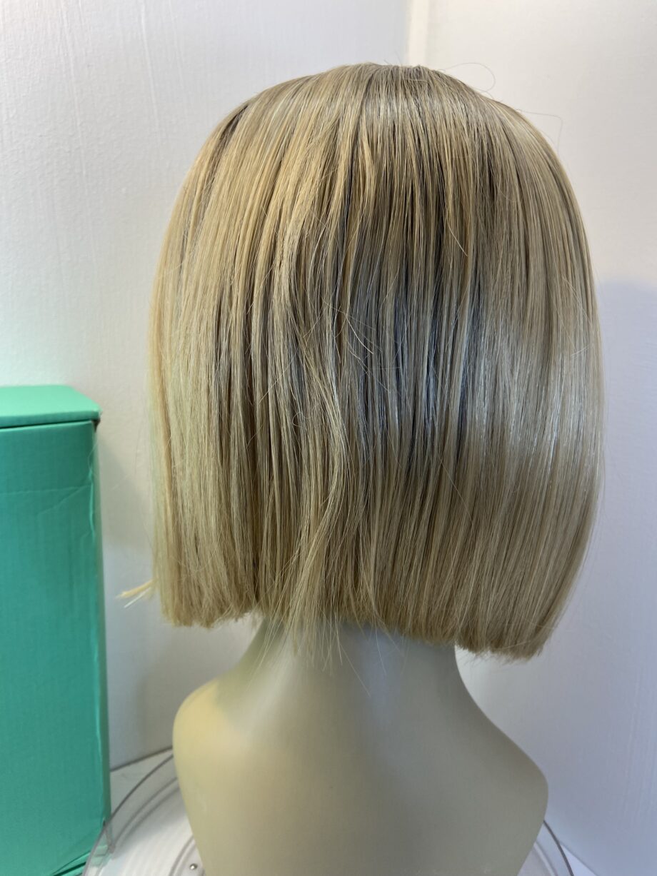 New blonde long wig. Bblls637