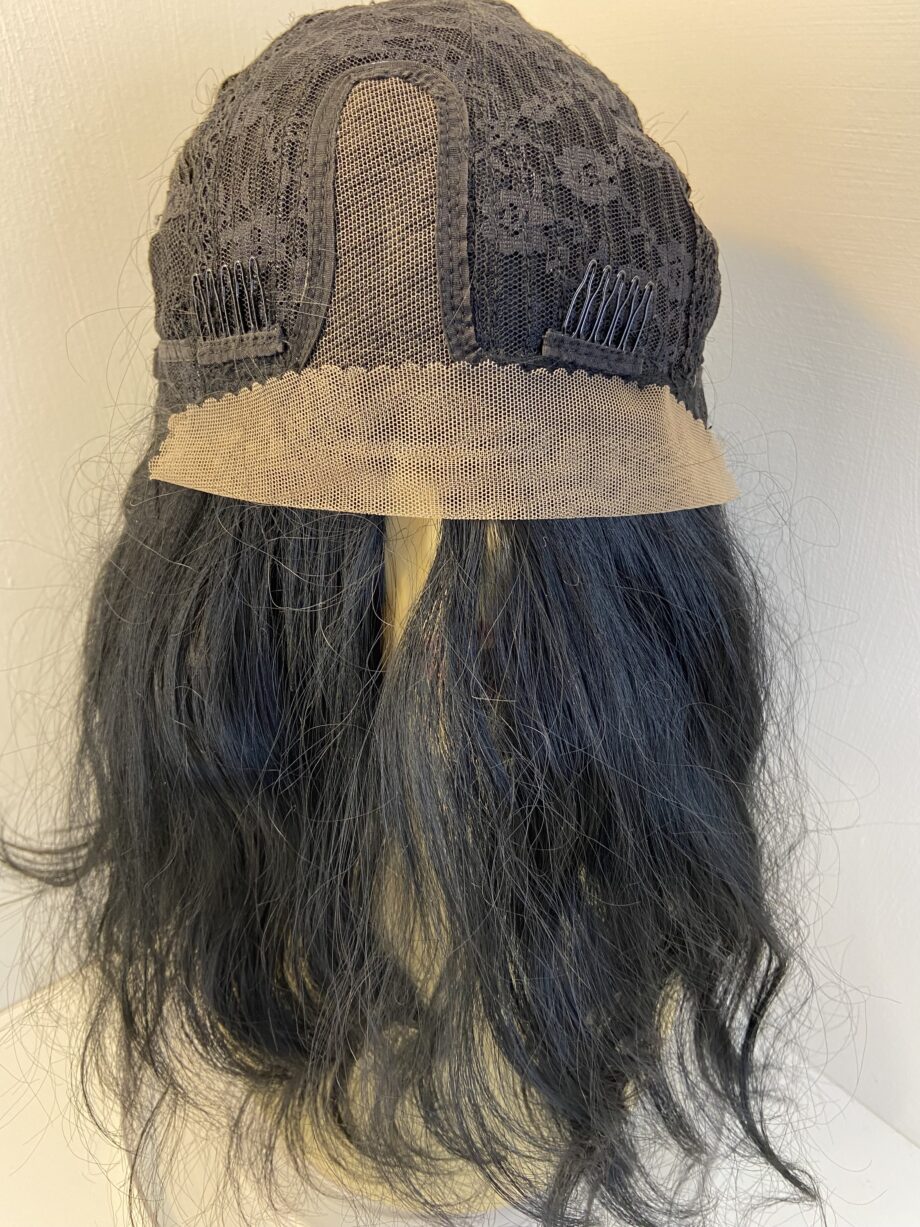 New stunning black wavy modern wig. Blalw636