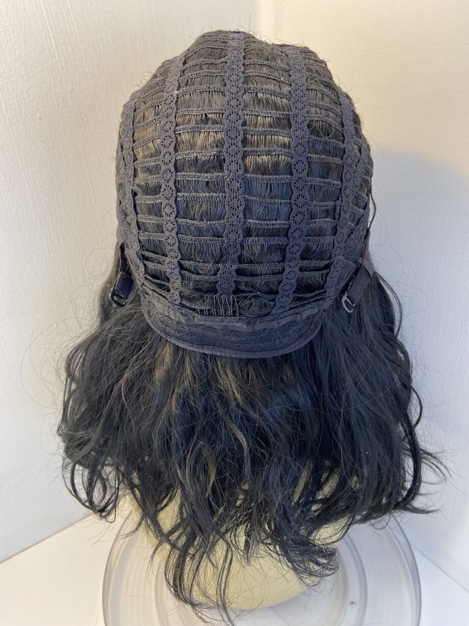 New stunning black wavy modern wig. Blalw636