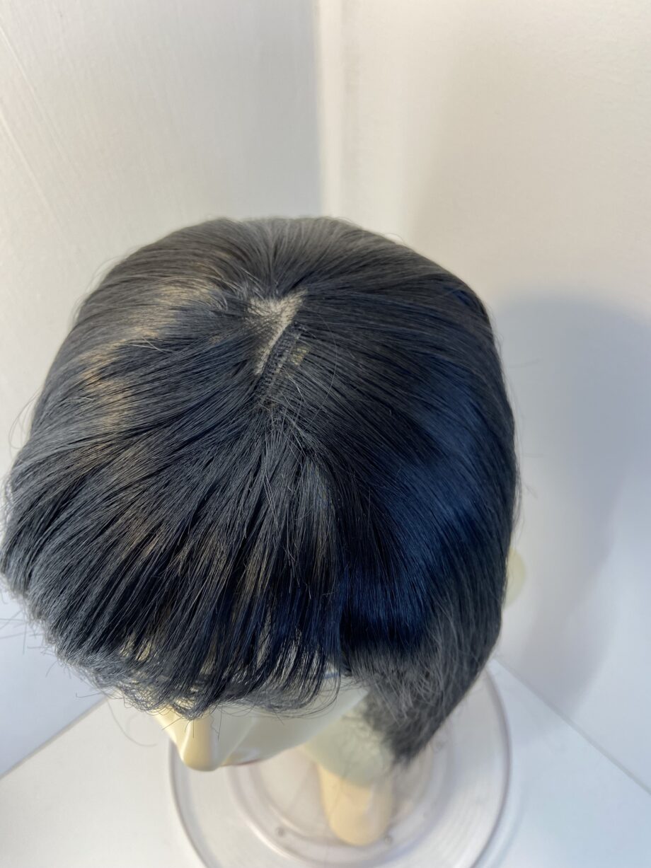 Black mid length wig. Blams639