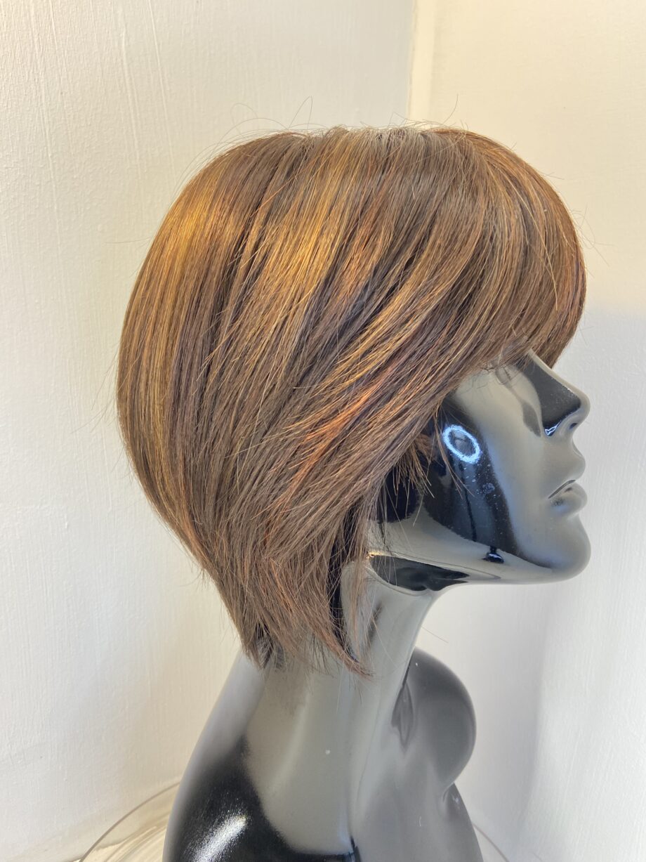 Very stylish brown Rene of Paris wig. Brms3342