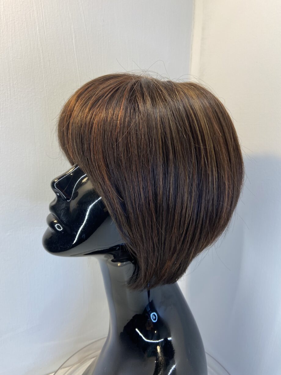Very stylish brown Rene of Paris wig. Brms3342