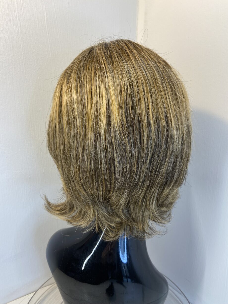 Highlighted brown/blonde wig. Brsw3348