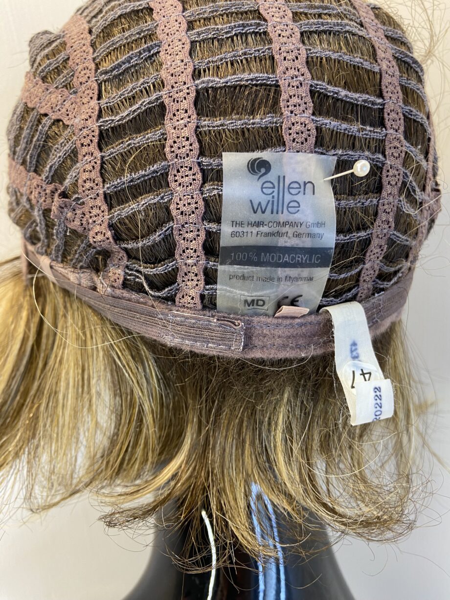 Highlighted brown/blonde wig. Brsw3348