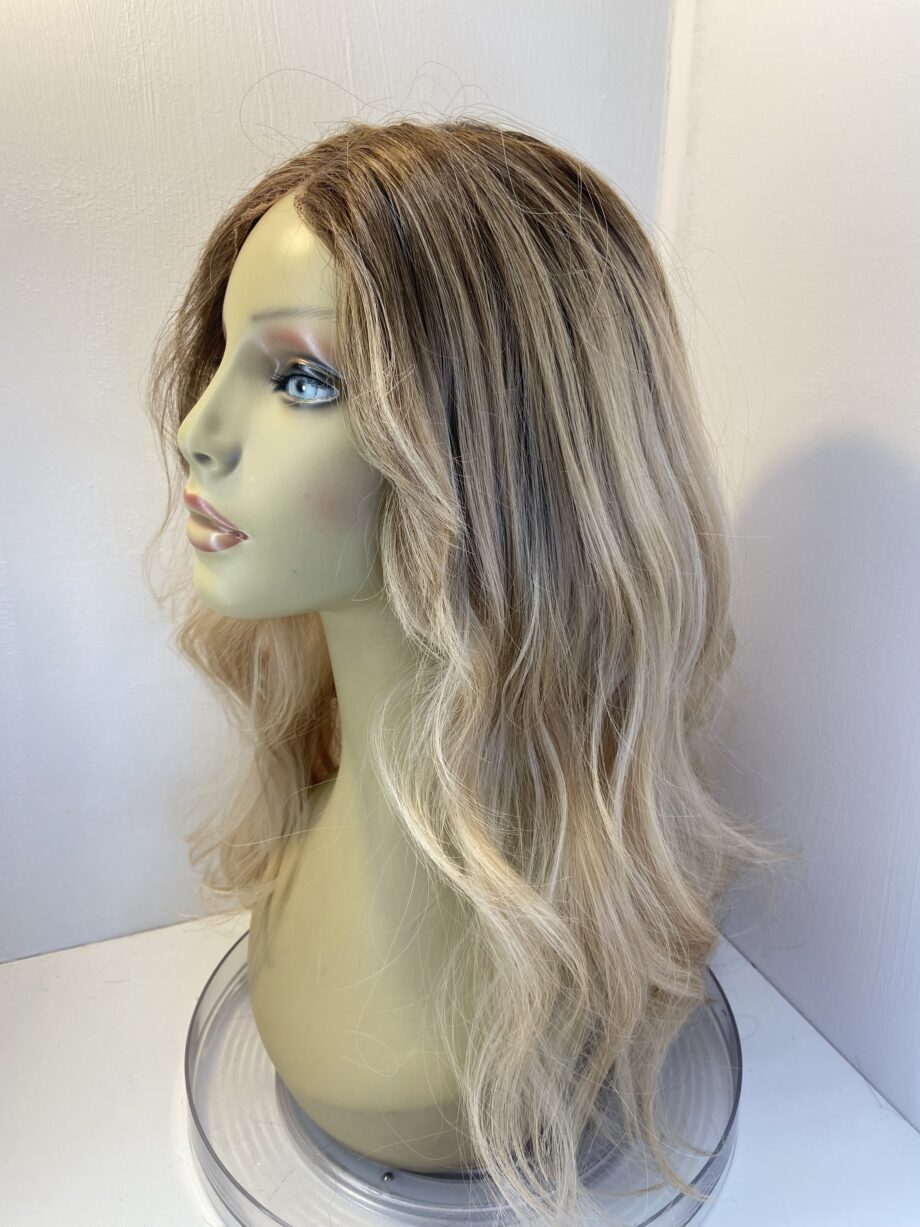 Long blonde wavy wig. Lbwh3352