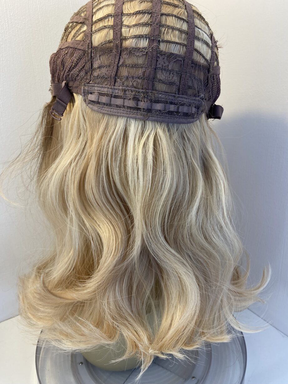 Long blonde wavy wig. Lbwh3352