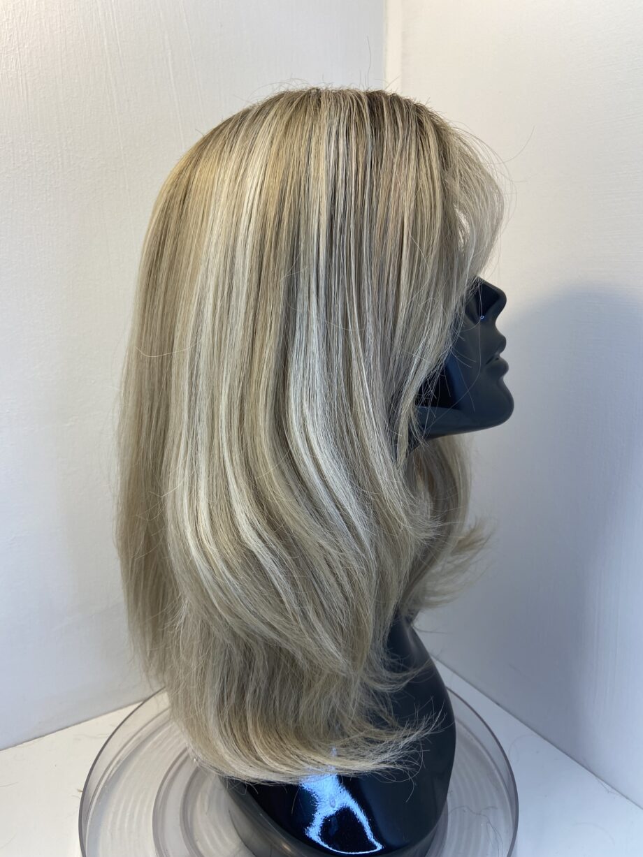 Long blonde rooted wig. Blls3354
