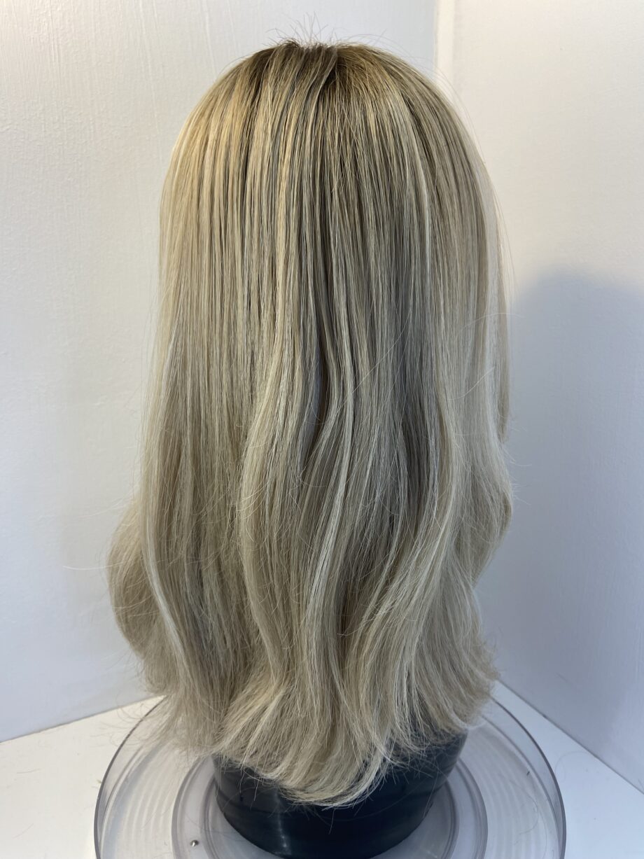 Long blonde rooted wig. Blls3354