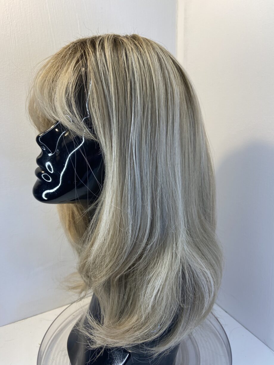 Long blonde rooted wig. Blls3354