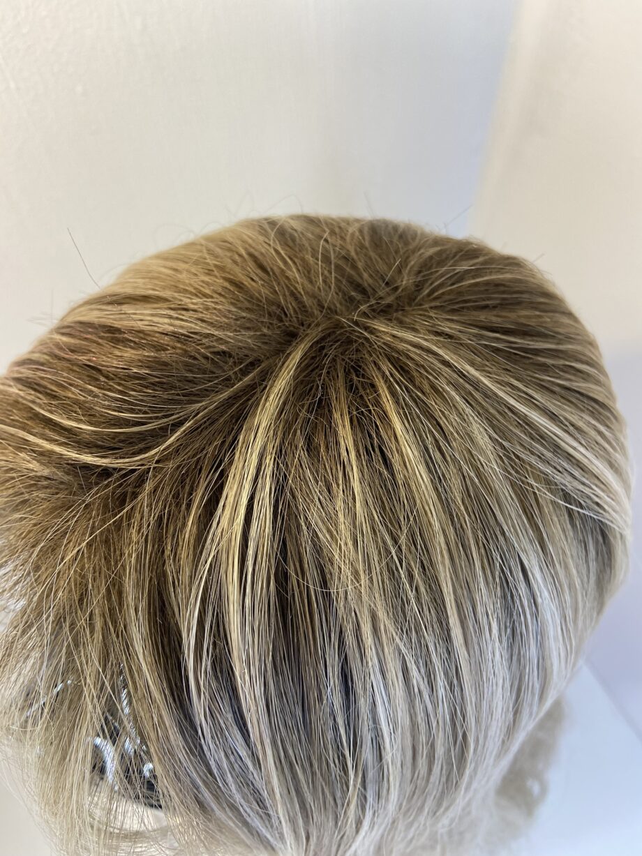 Long blonde rooted wig. Blls3354