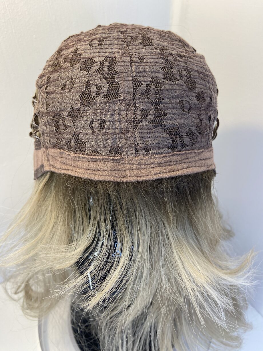 Long blonde rooted wig. Blls3354