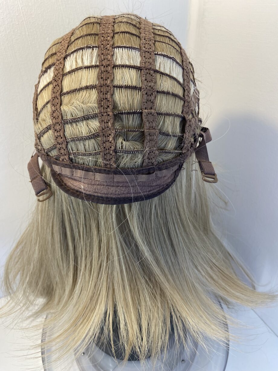 Long blonde rooted wig. Blls3354
