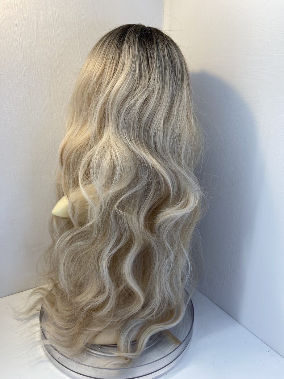 Blonde long new wavy rooted wig. Bllw3355