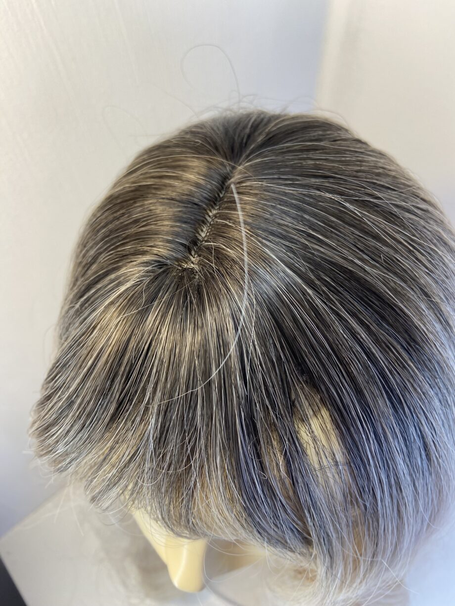 Blonde long new wavy rooted wig. Bllw3355