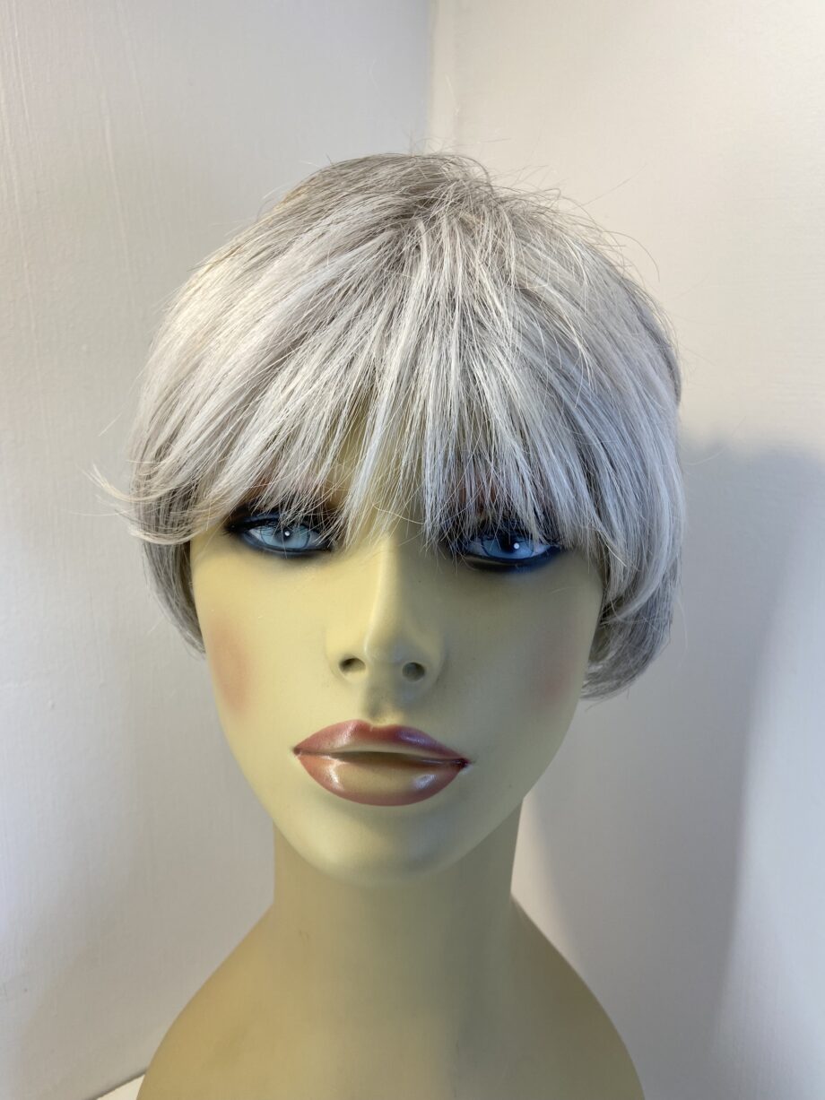 Stunning snow mix wig. Bgss655