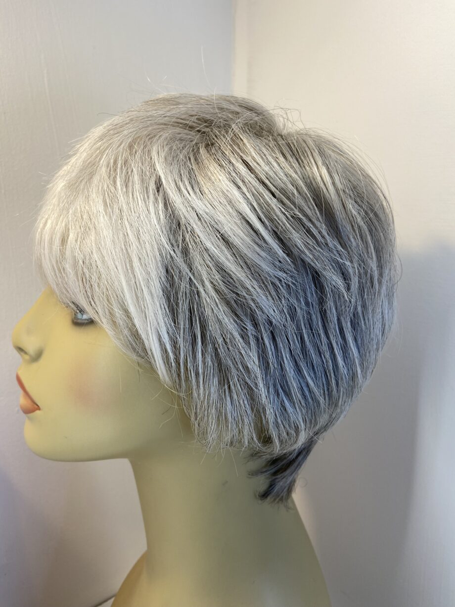 Stunning snow mix wig. Bgss655