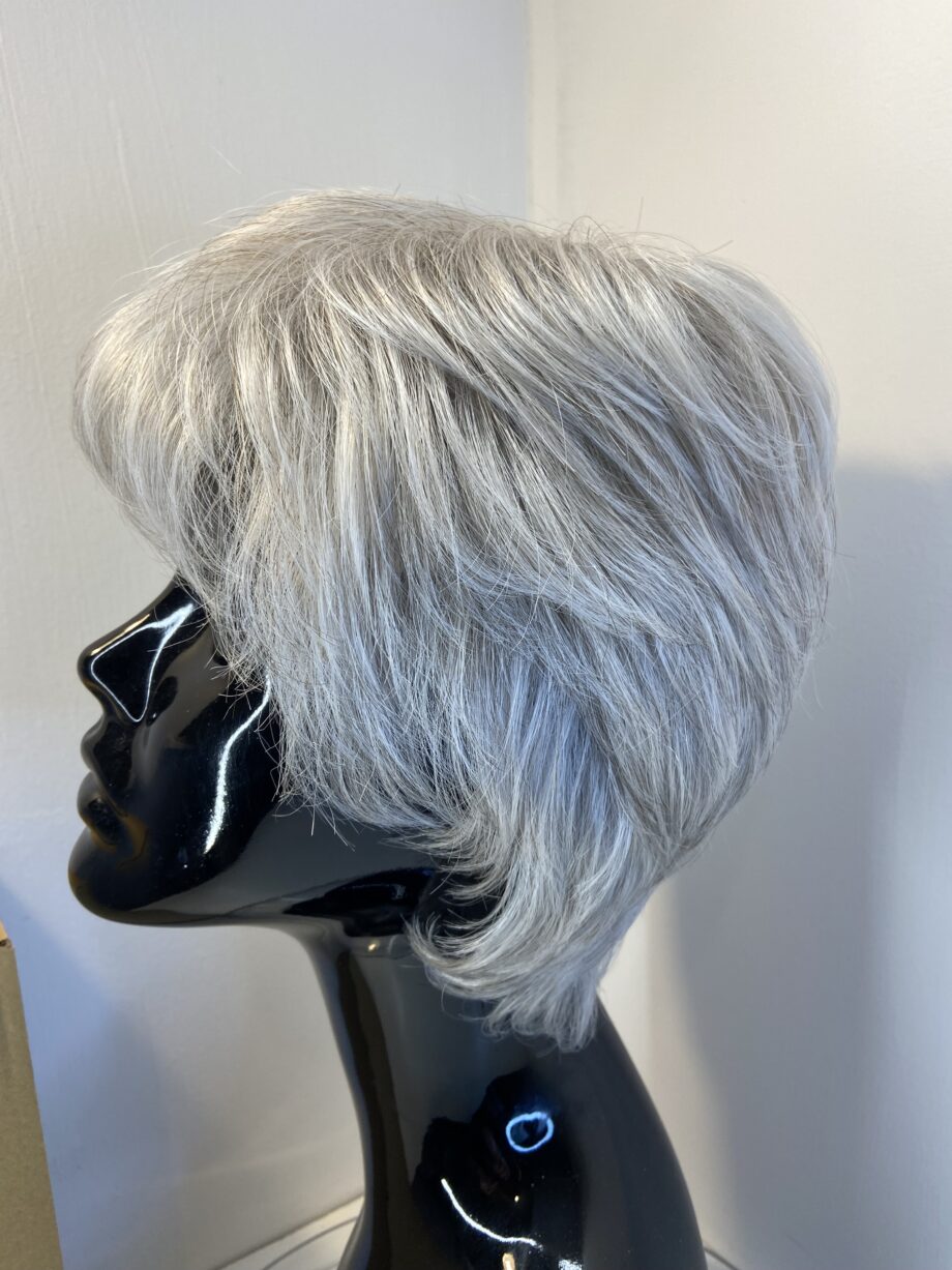 Stunning silver Gabor wig. Bgss657