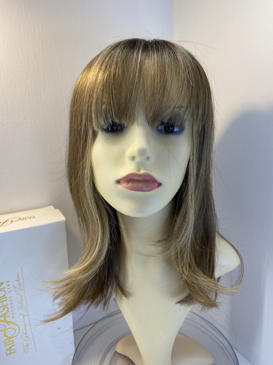 Long brown rooted wig stunning. Bbrls658