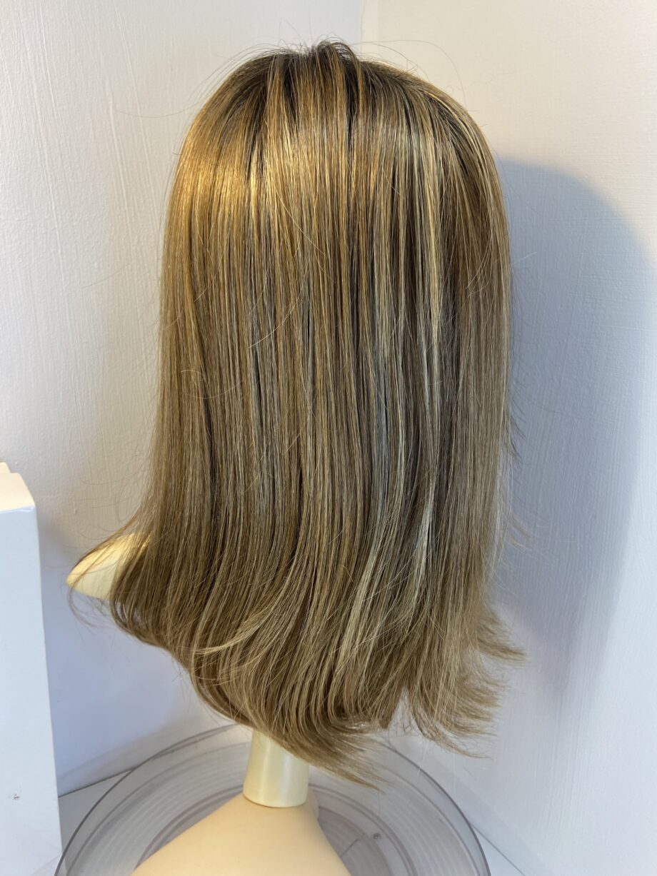 Long brown rooted wig stunning. Bbrls658
