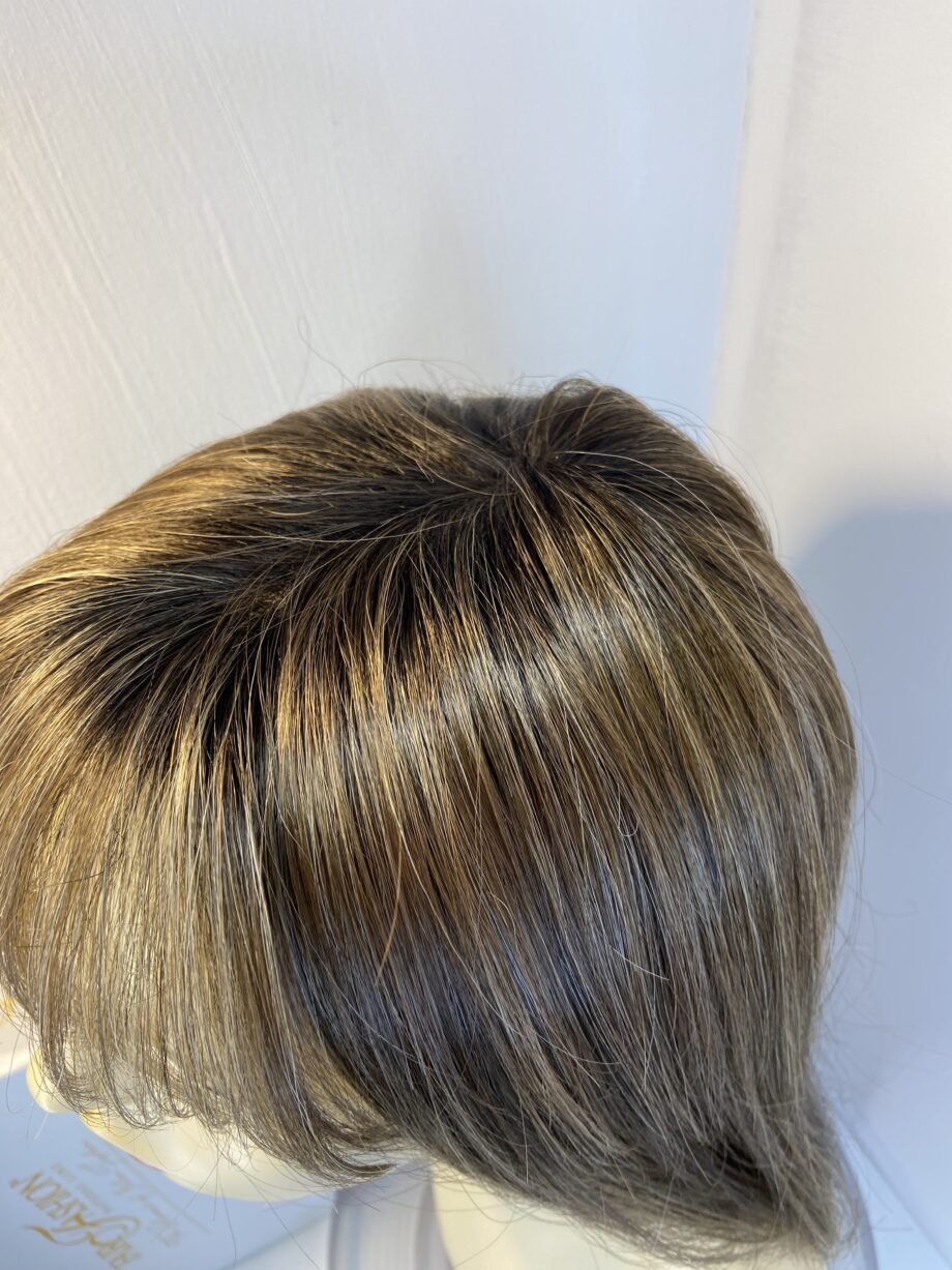 Long brown rooted wig stunning. Bbrls658