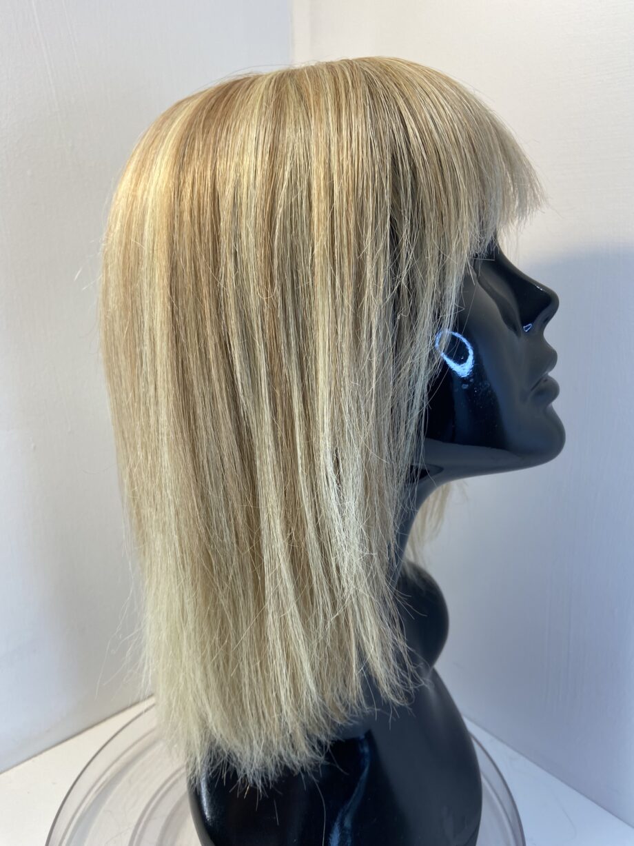 Light blonde long wig. Bllm18