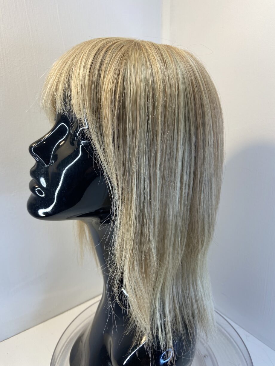 Light blonde long wig. Bllm18