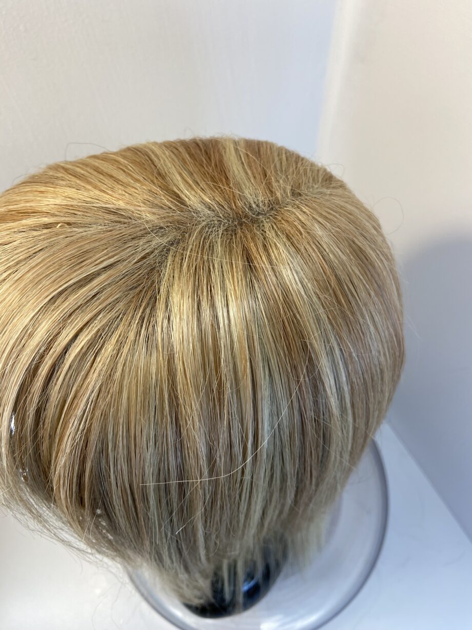 Light blonde long wig. Bllm18