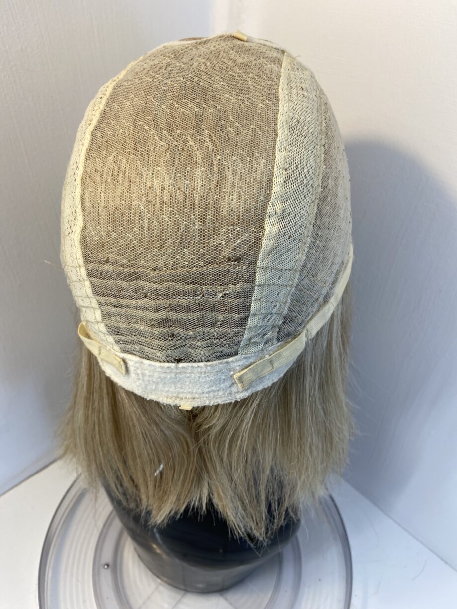Light blonde long wig. Bllm18