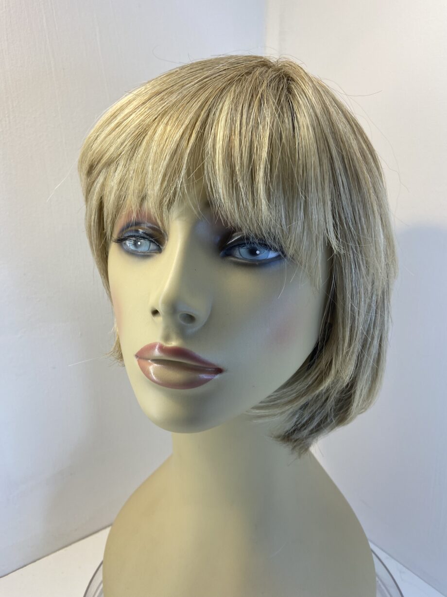 Stunning blonde Rene of Paris wig. Blms19