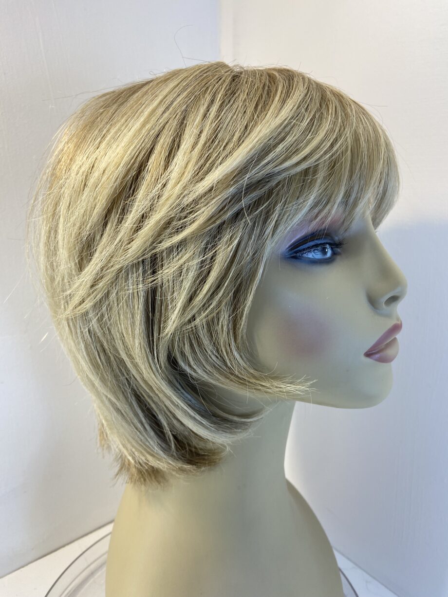 Stunning blonde Rene of Paris wig. Blms19