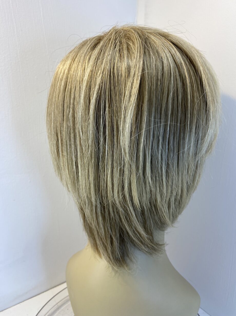 Stunning blonde Rene of Paris wig. Blms19