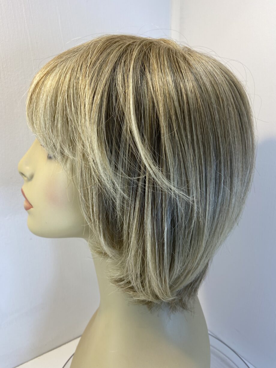 Stunning blonde Rene of Paris wig. Blms19