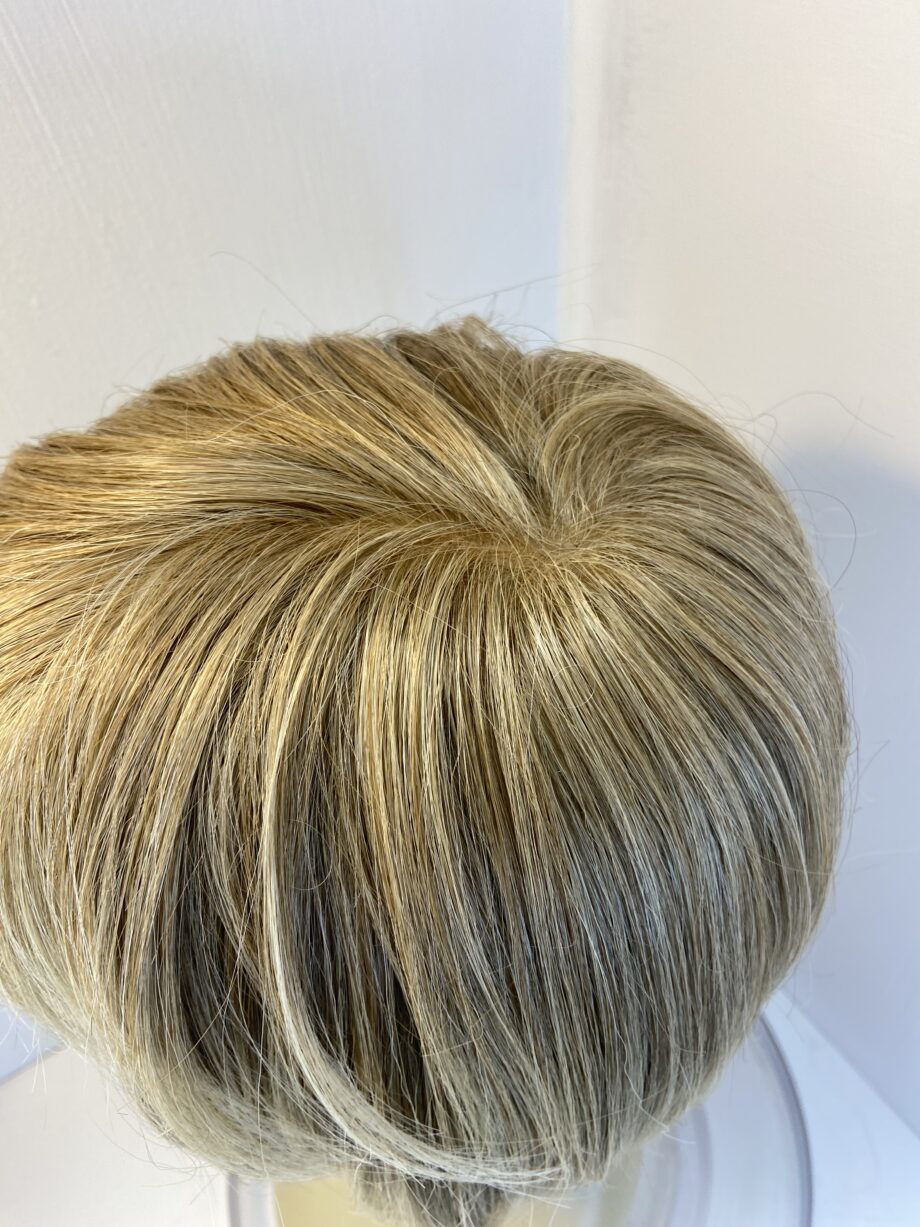Stunning blonde Rene of Paris wig. Blms19