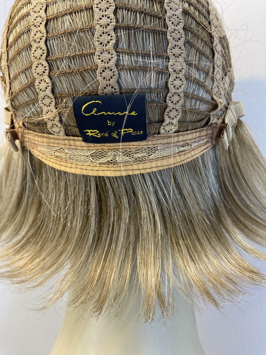 Stunning blonde Rene of Paris wig. Blms19