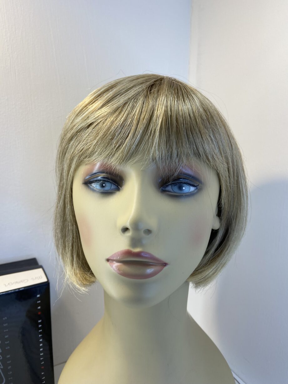 Gorgeous blonde short wig. Bblss662
