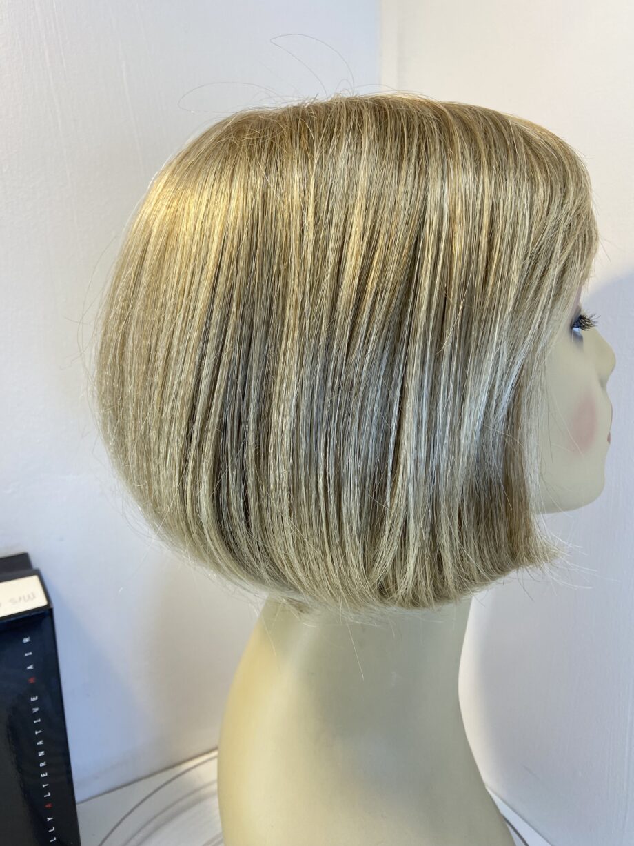 Gorgeous blonde short wig. Bblss662