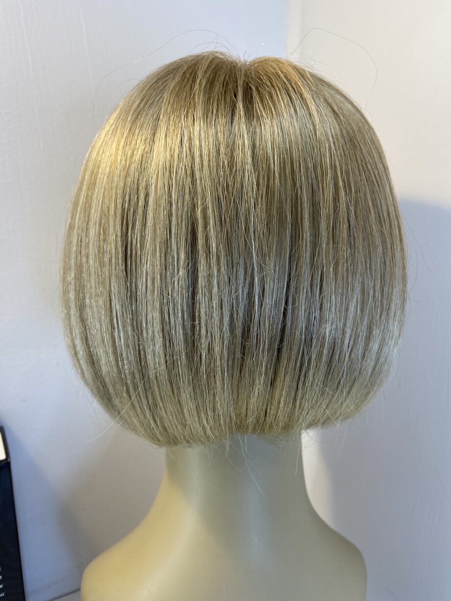 Gorgeous blonde short wig. Bblss662