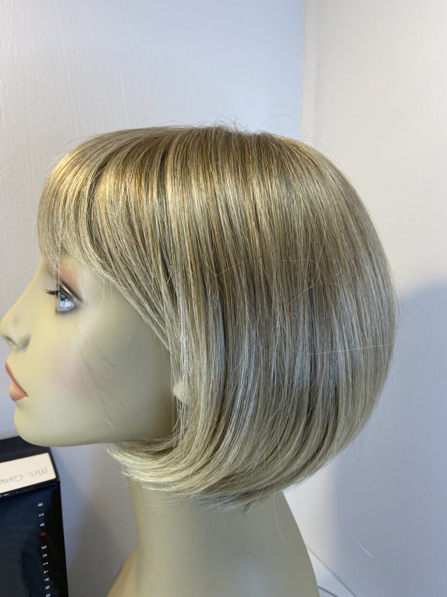 Gorgeous blonde short wig. Bblss662