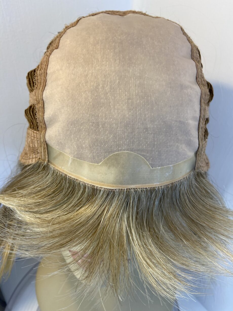Gorgeous blonde short wig. Bblss662