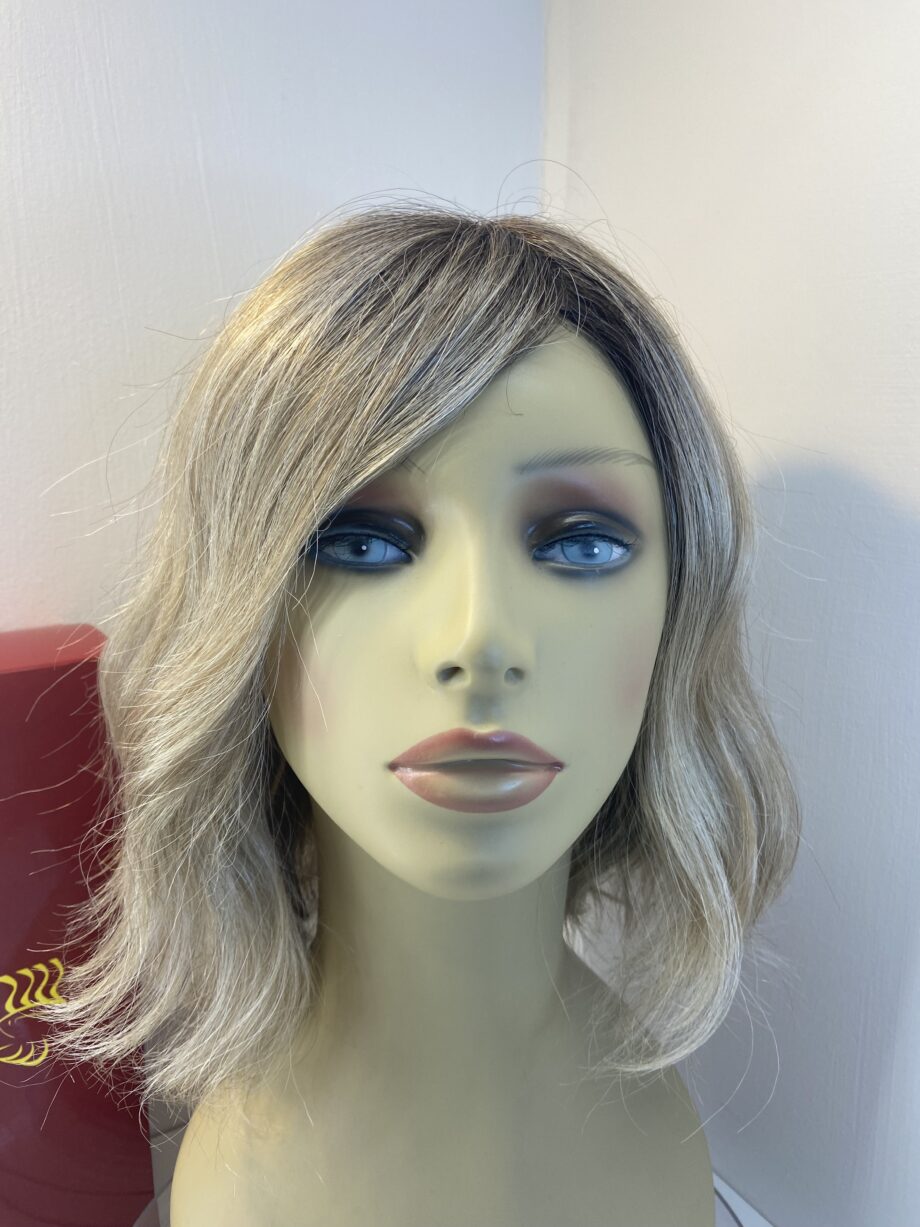Stunning blonde rooted new wig. Bbllw664