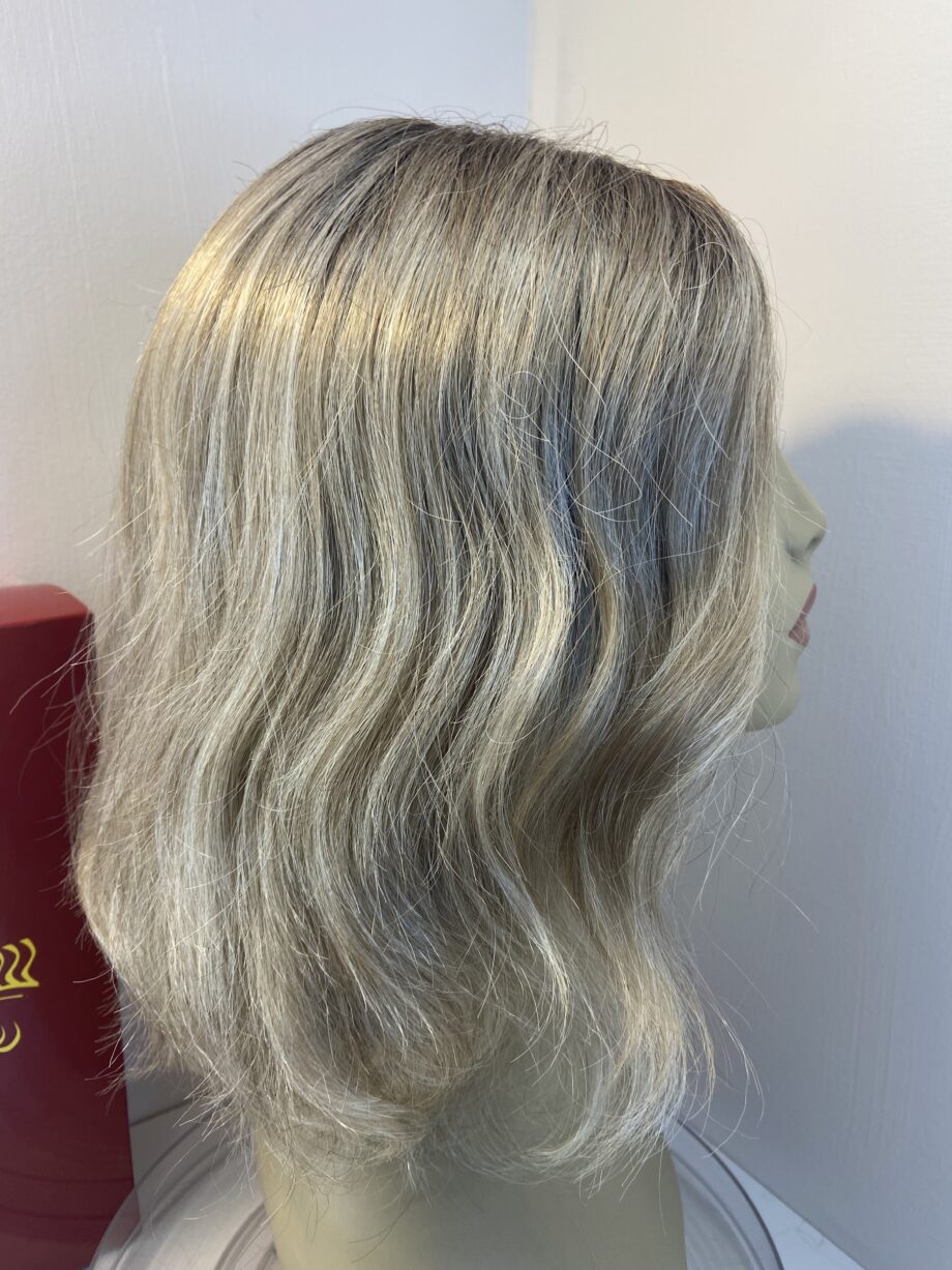 Stunning blonde rooted new wig. Bbllw664