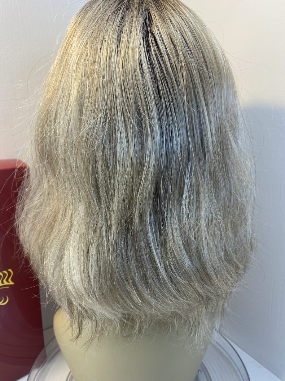 Stunning blonde rooted new wig. Bbllw664