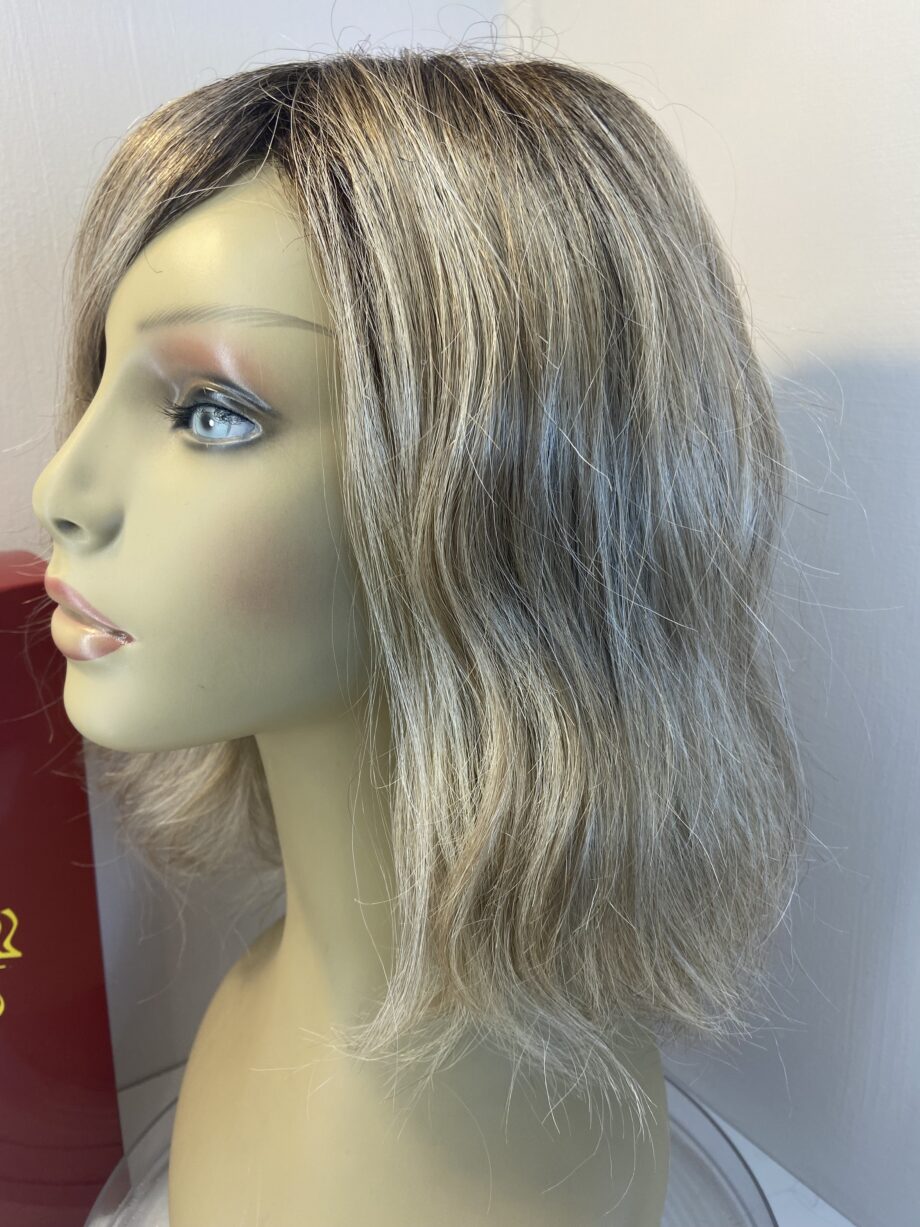 Stunning blonde rooted new wig. Bbllw664