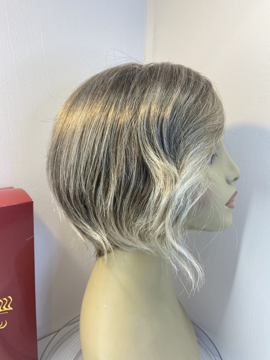 Blonde rooted modern wig. Bblmw666