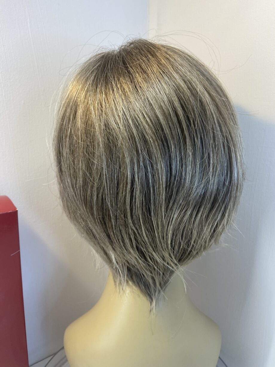 Blonde rooted modern wig. Bblmw666