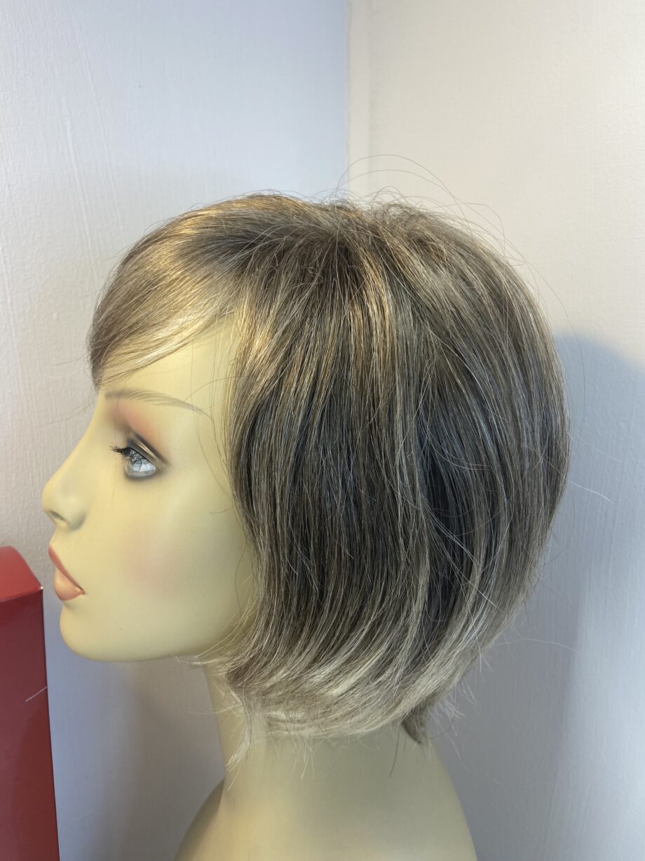 Blonde rooted modern wig. Bblmw666