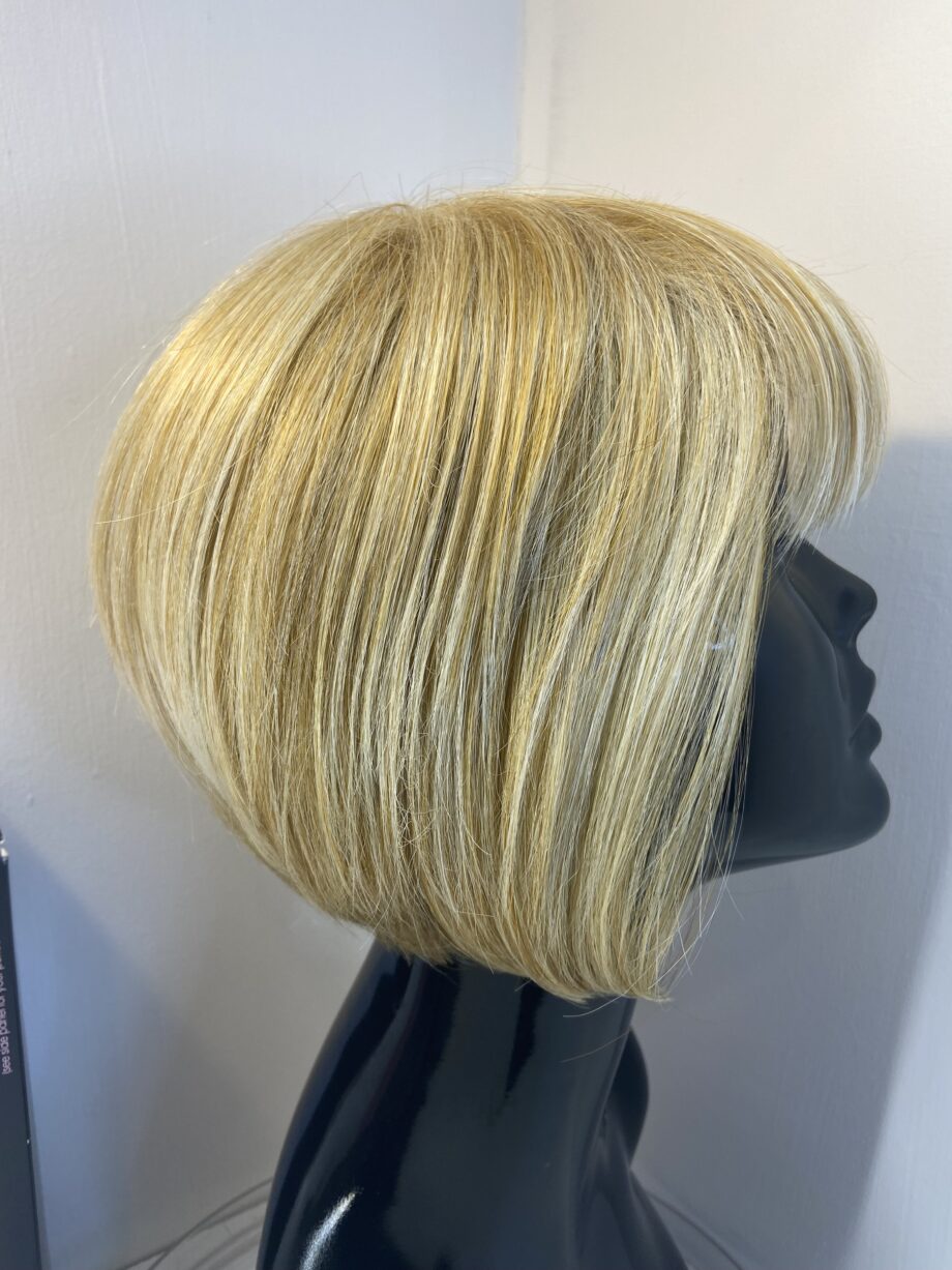 Stunning blonde WOW wig. Bblms667