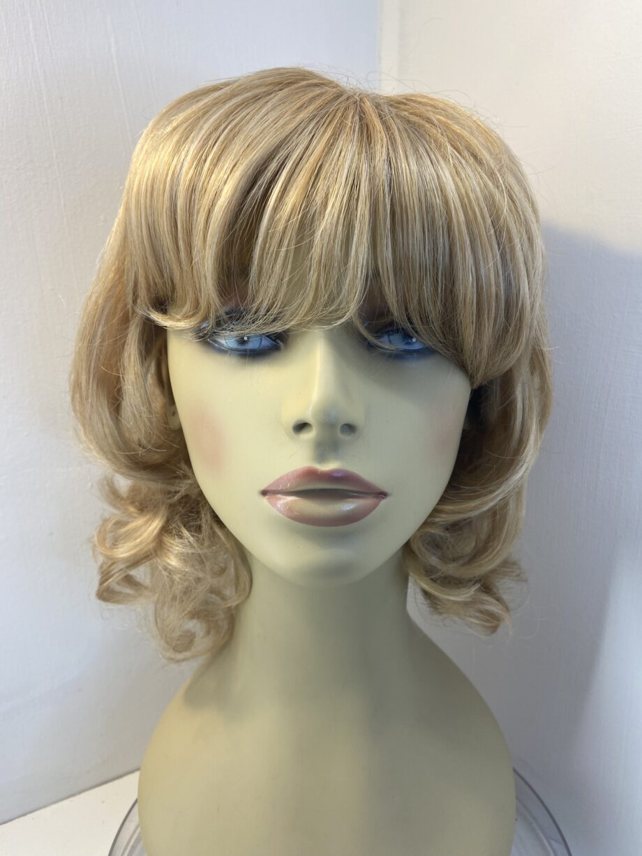 Long wavy hivision blonde wig. Blcl832